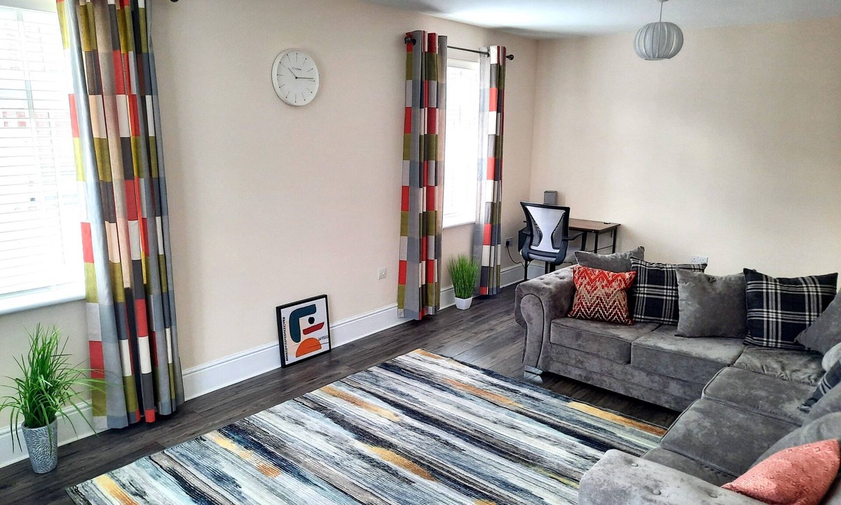 Basildon House | Lovely detached 4 bedroom home for holiday or business