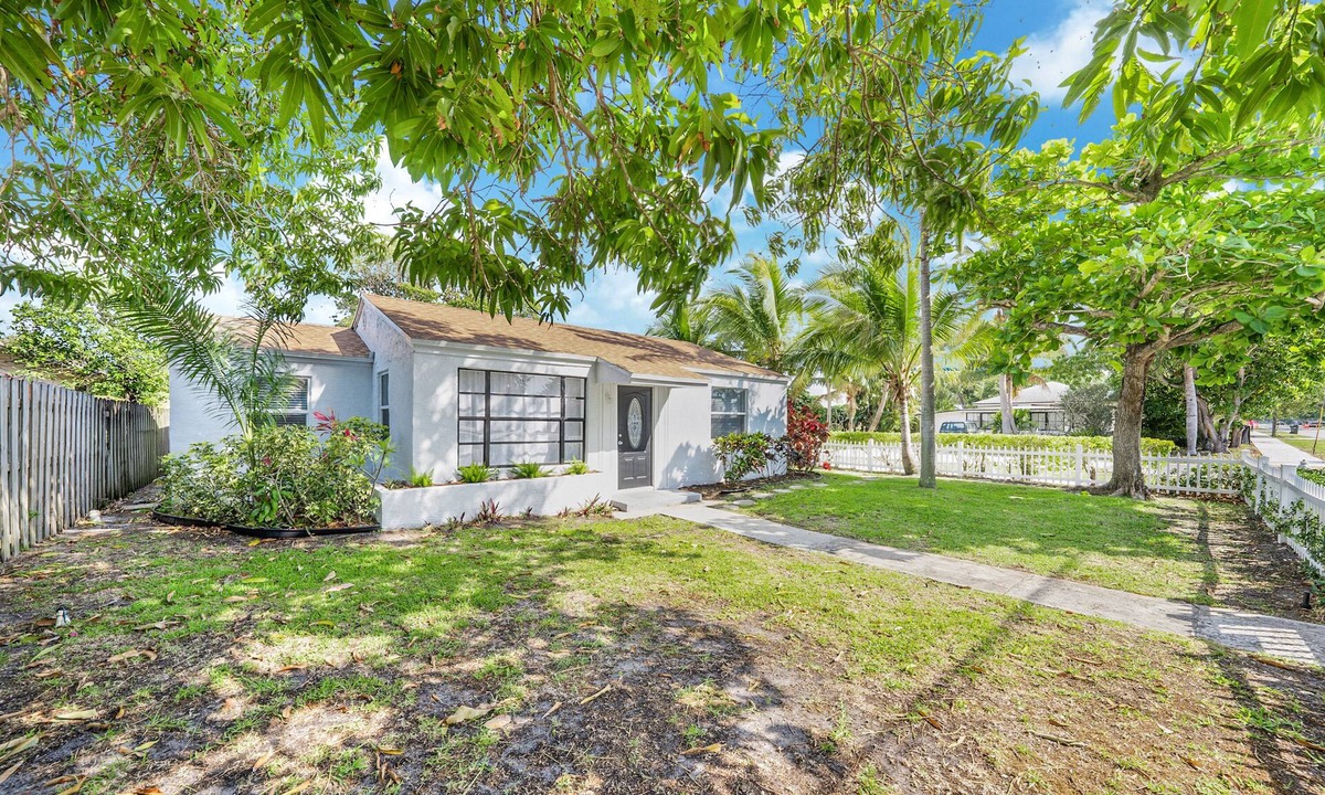 Delray Beach House | Lovely Duplex Home, walk to Atlantic Ave & Beach + Golf Cart!