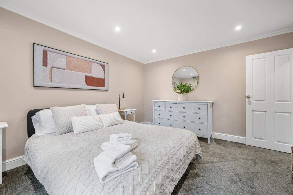 Ealing Common Apartment | Lovely Ealing 3 Bed Flat