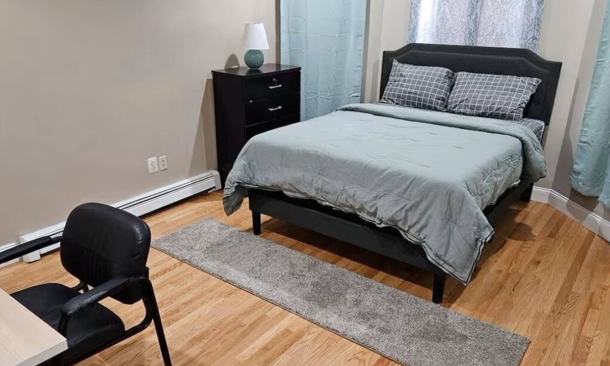 Roxbury Apartment | Lovely fully equipped 4-bedroom apartment in charming Boston with parking.