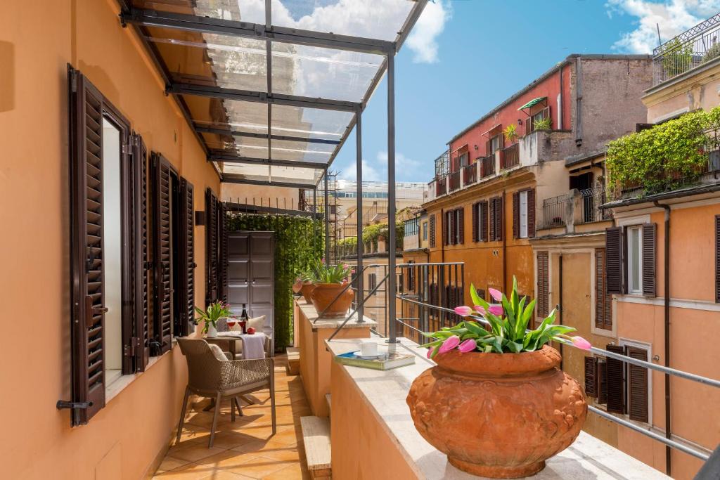 Rione III Colonna Apartment | Lovely Home Spanish Steps with Balcony