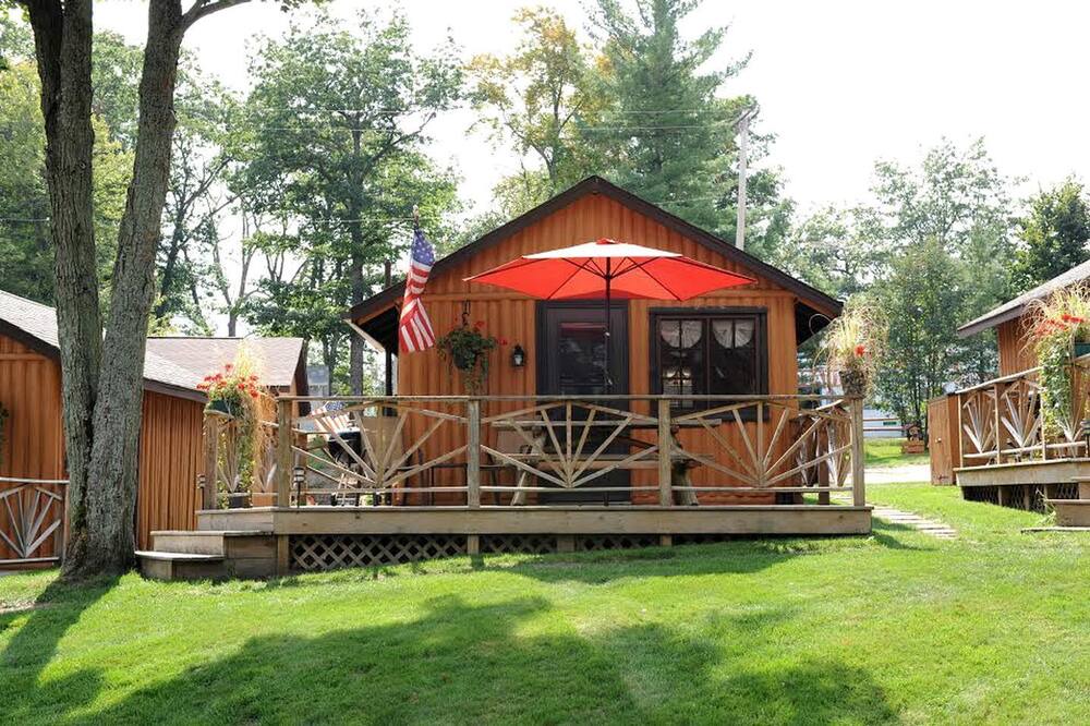 West Branch Cabin | Lovely Lakefront Cabin Rental for Five Guests in West Branch, Michigan