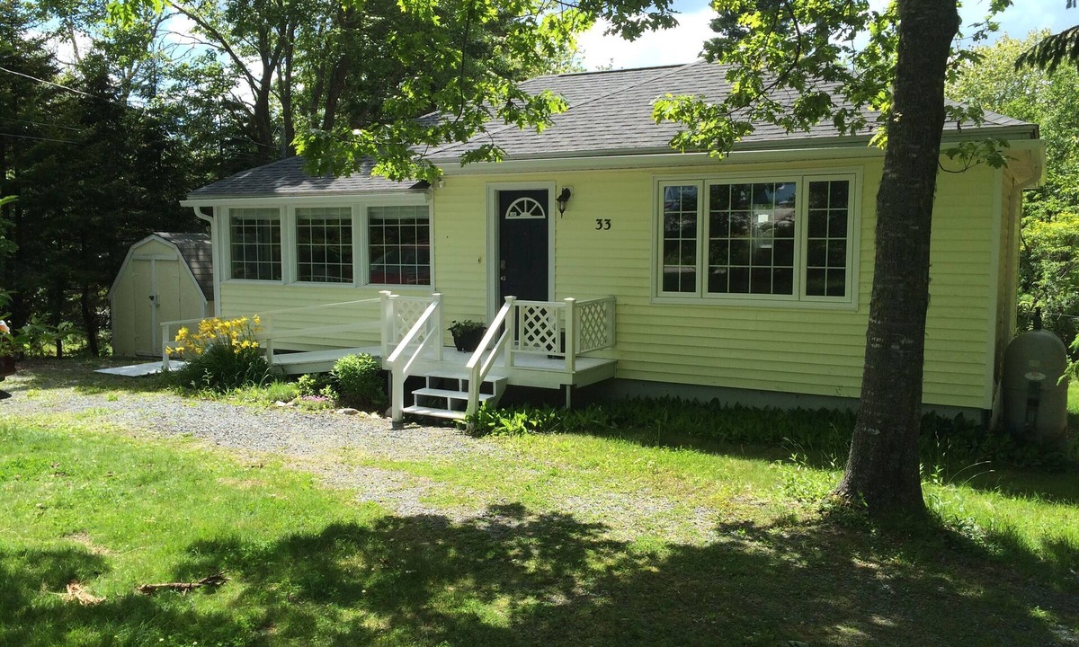Ingramport Cottage | Lovely Lakefront Cottage near Sandy Beaches and Hiking / Biking Trail