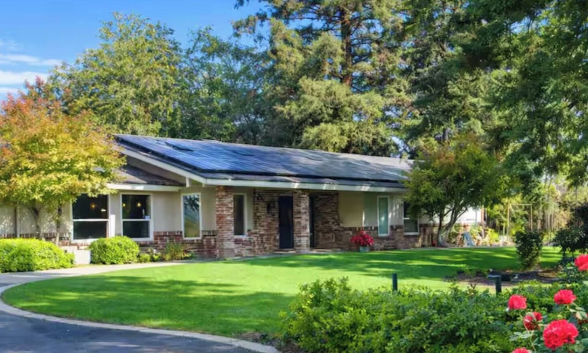 Clovis House | Lovely Lakeside Home: Perfect for Vacations, Weddings, Retreats.