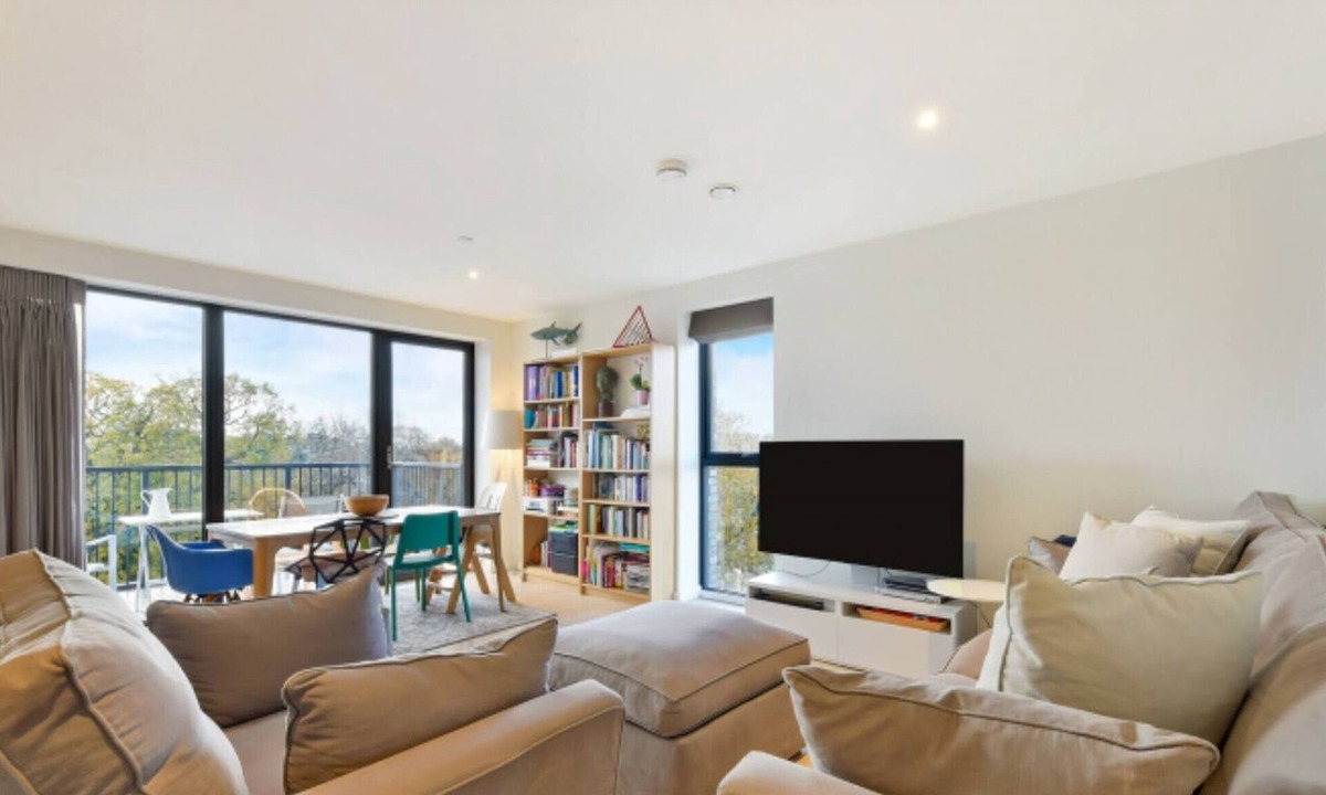 West Hill Apartment | Lovely Luminous 3 Bed Flat, with secure Ev Parkng