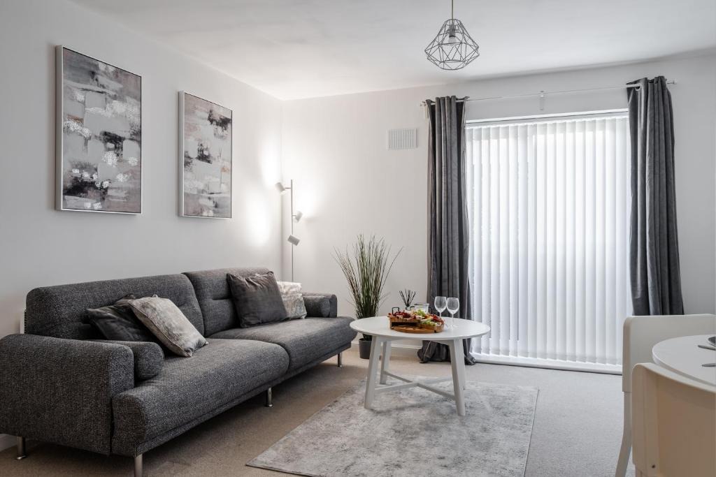 Wolverhampton Apartment | Lovely Modern 2 Bed City Centre Apartment with FREE parking - Double or Twin Beds Available