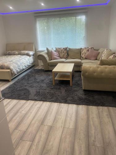 Stanwell Apartment | Lovely Modern studio flat with jacuzzi bath free parking