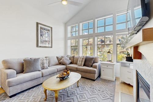 Salt Lake Mountain Resorts House | Lovely mountain-view condo with shared hot tub pool & more - walk to lifts