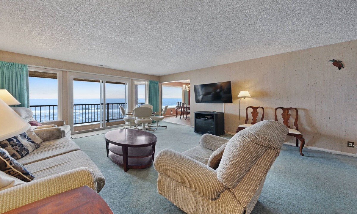 Gleneden Beach Condo | Lovely oceanfront condo with sweeping water views, & balcony