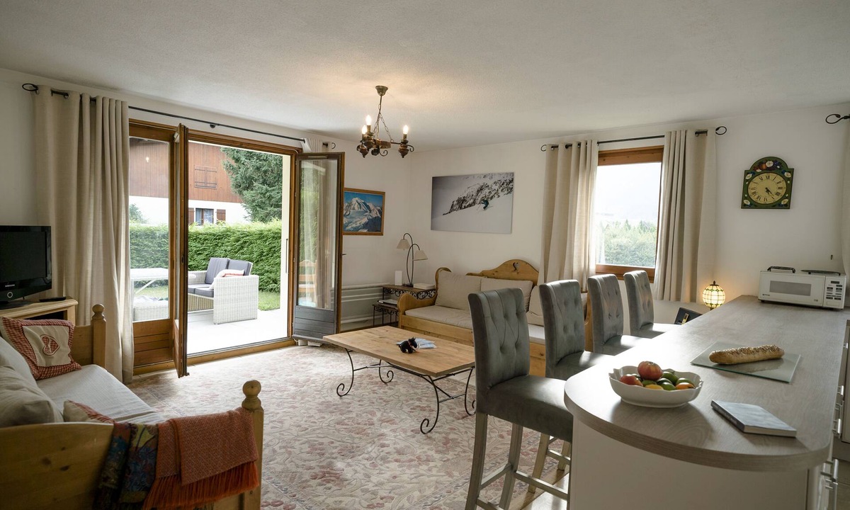 Les Praz-de-Chamonix Apartment | Lovely spacious 3 bedroom apartment with garden views of Mont Blanc and Les Drus