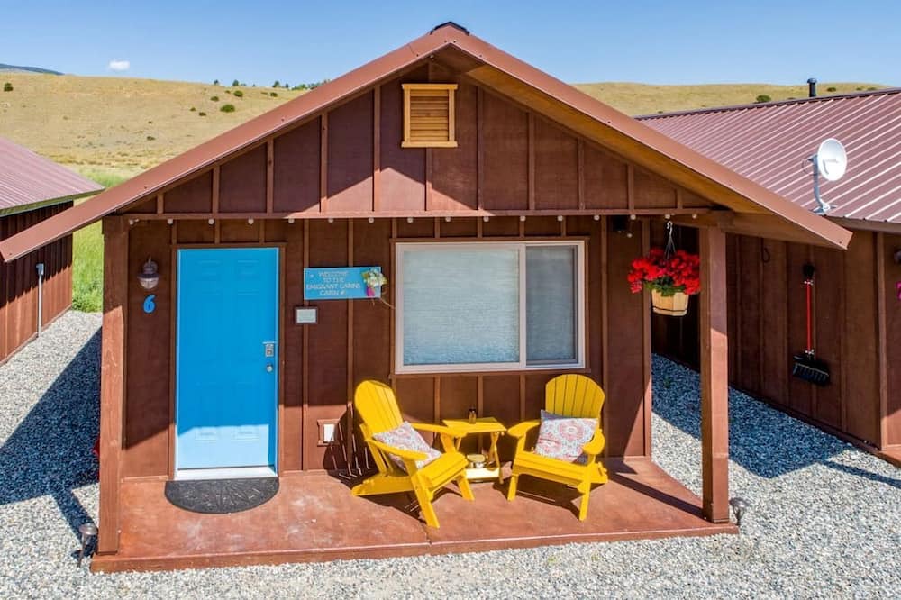 Emigrant Cabin | Lovely Tiny Cabin Close to Yellowstone with Incredible Mountain Views in Emigrant, Montana