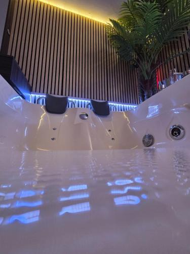 Waterloo Apartment | Loveroom waterloo, Suite romantique avec Jacuzzi et sauna privatifs