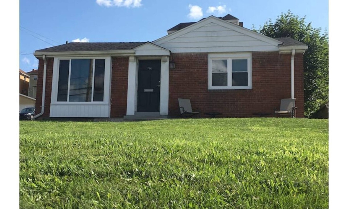 Coraopolis House | Lovin’ the Location - PIT Airport- Downtown - RMU