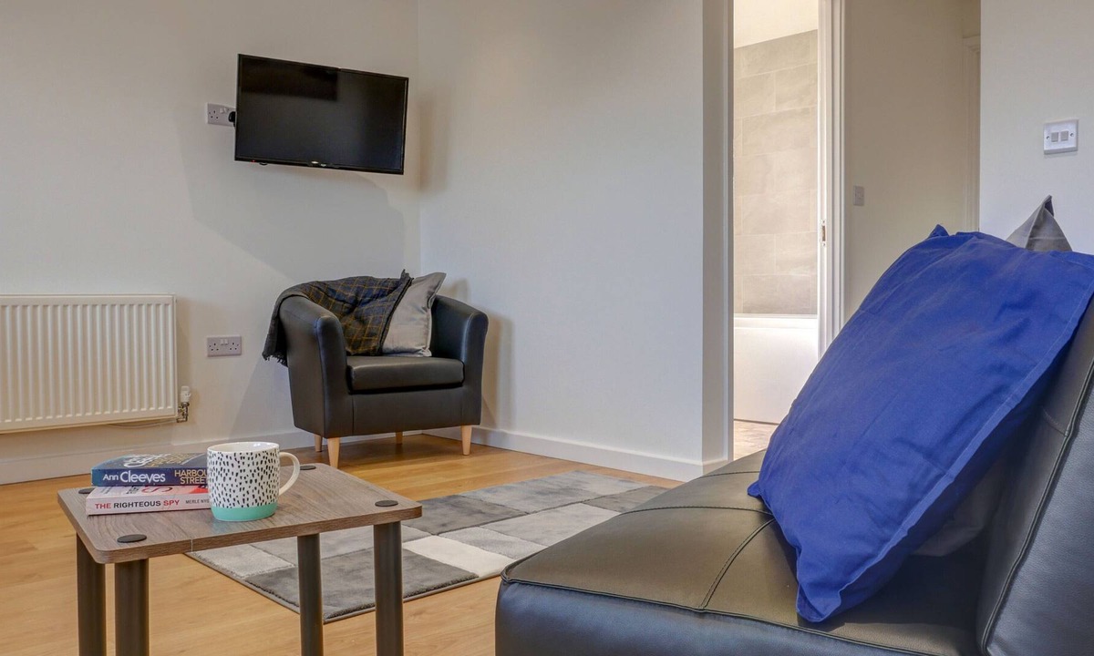 North Moreton Apartment | Low Cost, Pet Friendly 4 Bed + Parking (03)