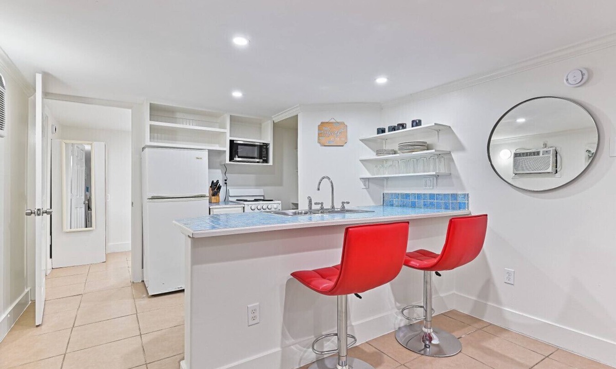 San Jacinto House | Low Tide | Studio Apartment Near UTMB and Seawall