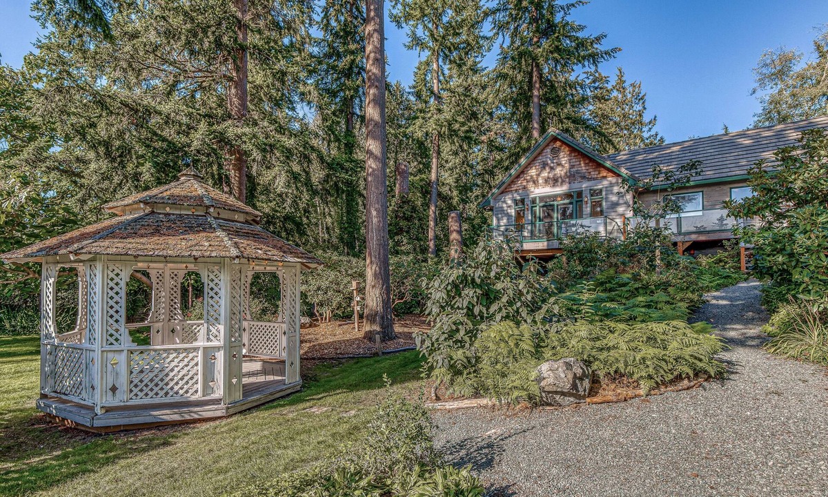 Clinton House | Lower-level suite with deck/veranda, garden views, & foosball