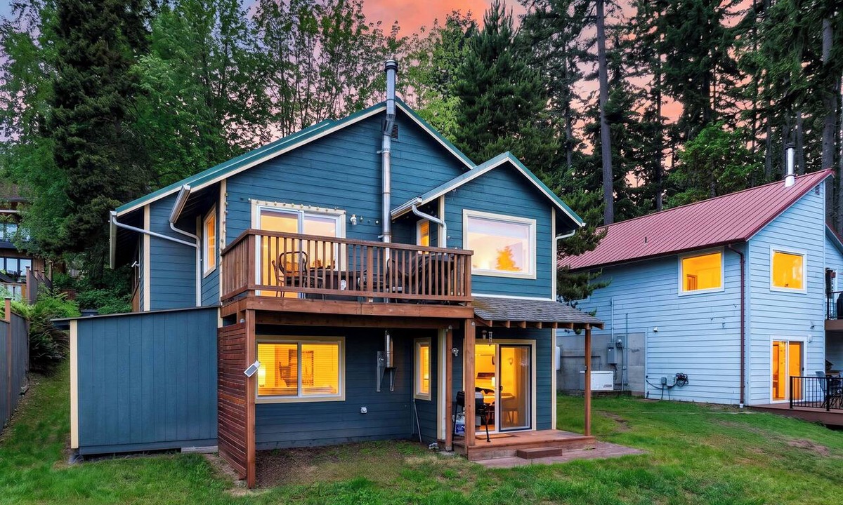 Bells Beach Apartment | Lower-Level Whidbey Hideaway Water Views + Shared Hot Tub | Morning Glory