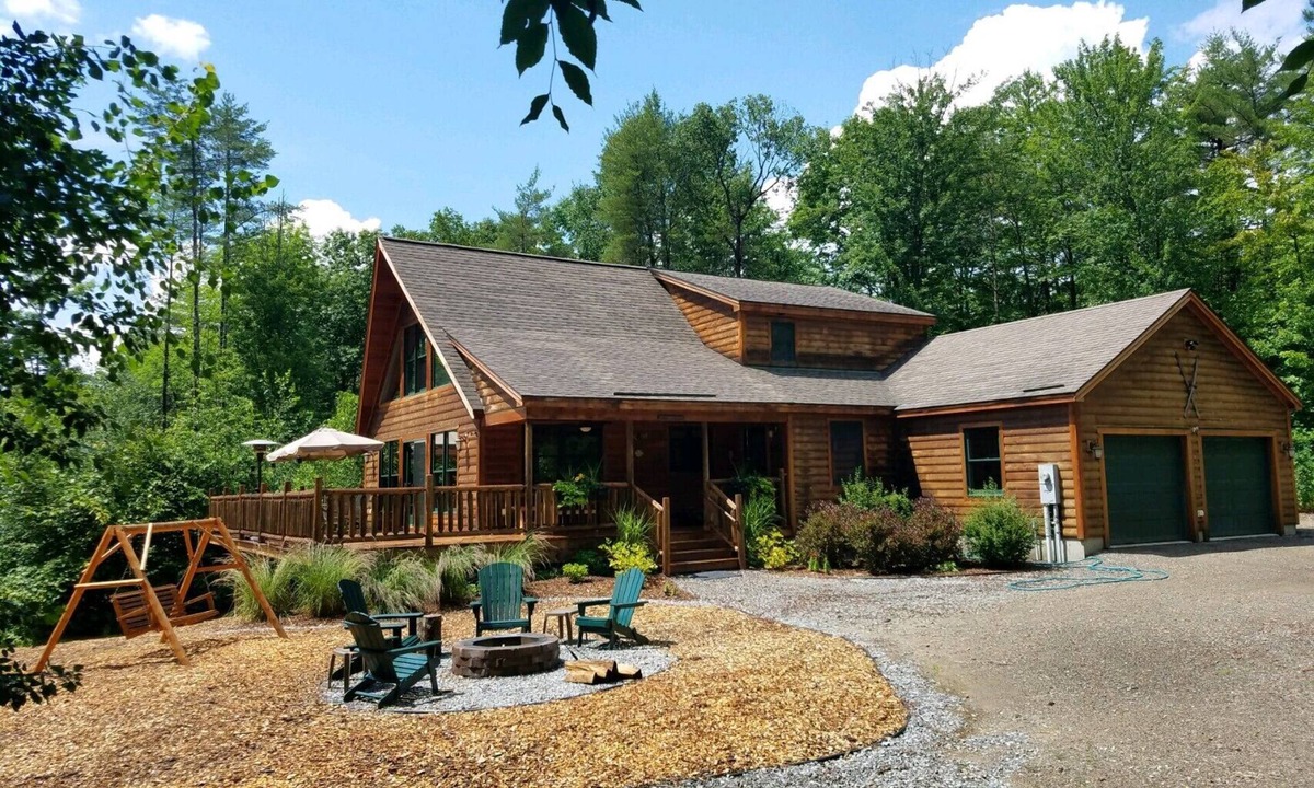 Meredith Apartment | Lower walk out level, 1 Bedroom and Studio Queen Apartment in Country Cabin