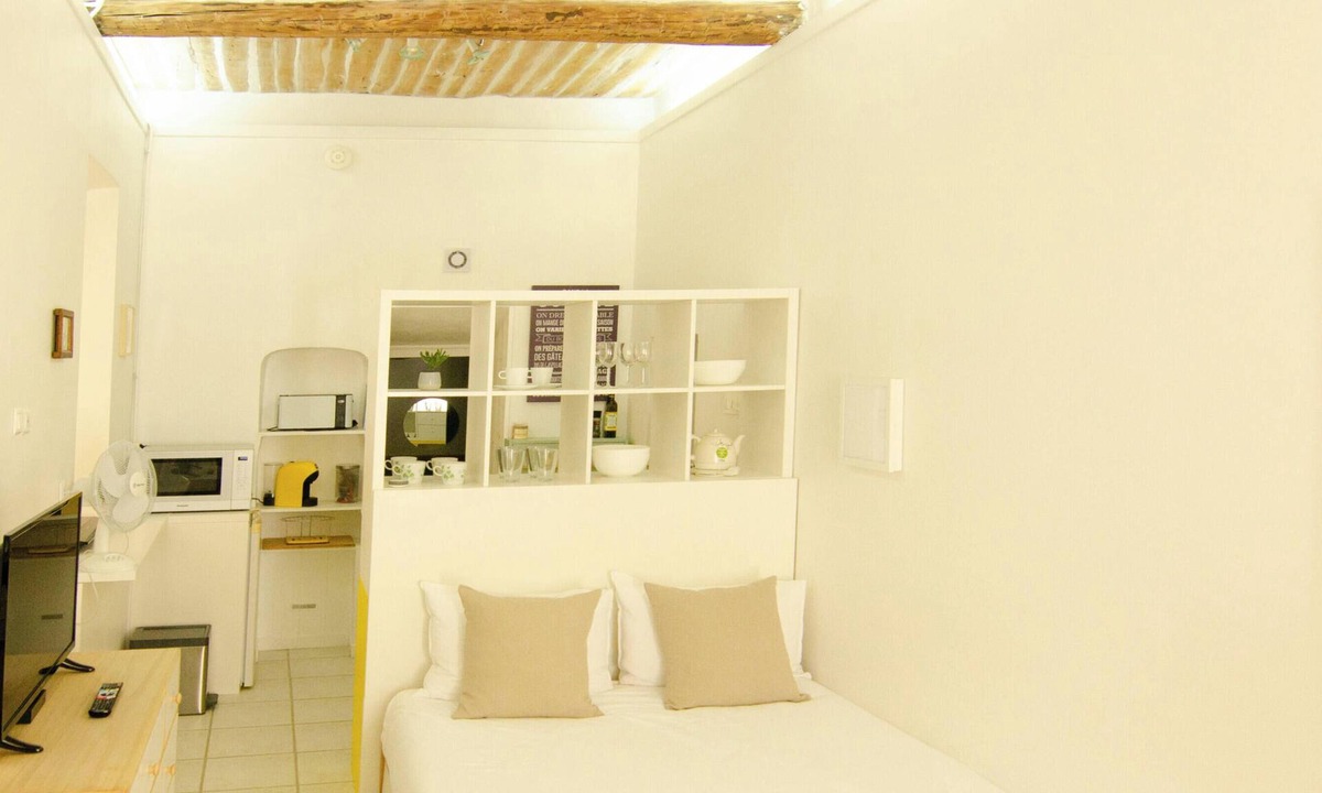 Lauris Apartment | Luberon - Elegant Private/Privé Studio with aircon/clim - free wifi