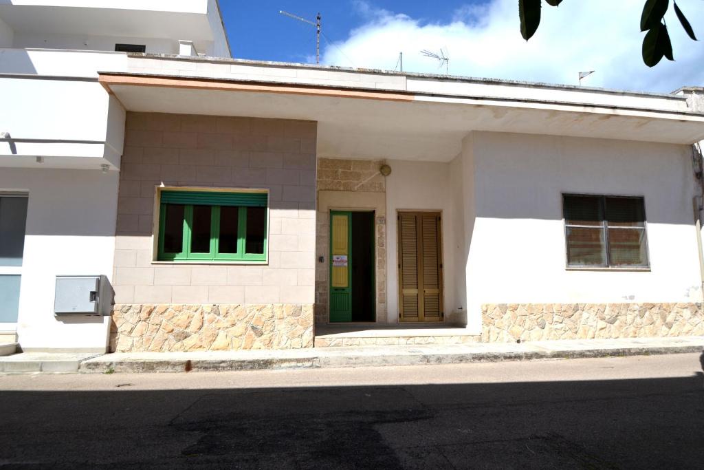 Roca Vecchia House | Luce holiday home with air conditioning for 5 guests