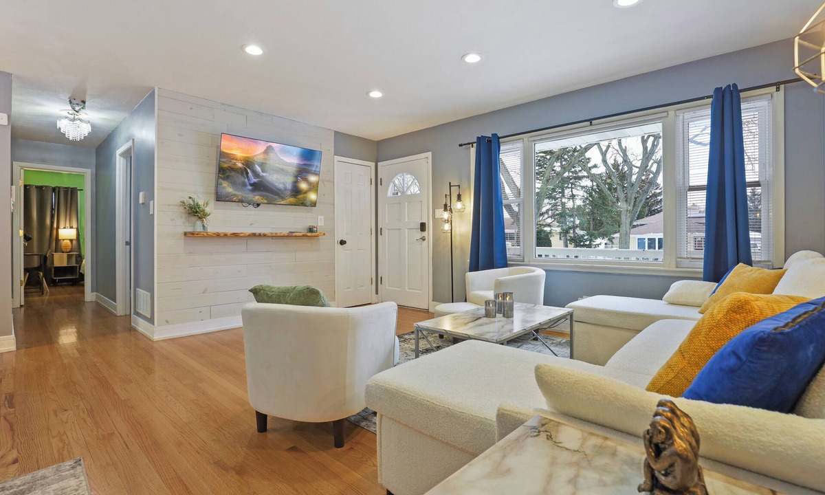 Elmhurst House | Lucky: 3BR - 2BT Spacious House!