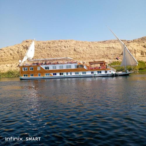 Nile River Luxor Boat Rental | Lucky