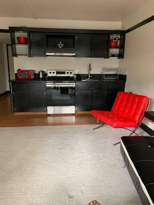 Hilo Apartment | Lucy's Place -STUDIO Apt with air-conditioning, Murphy bed