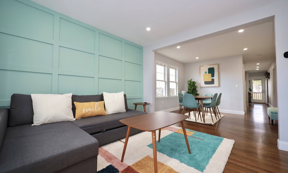 Everett Apartment | Luke 2 House, Stylish, Boston, Parking, Sleeps 8, Memorable