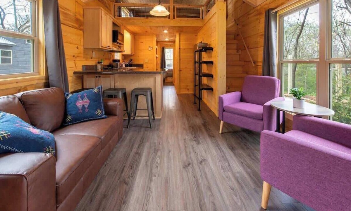 Lookout Valley Neighborhood Association Cabin | Luke Bunk Tiny Cabin, Hot Tub, Mountain & Cityside