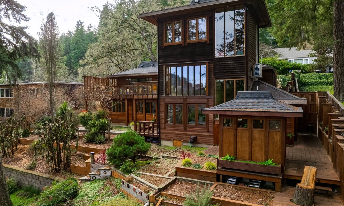 Fairmont House | Lumbermill Modern - Zen Sanctuary Near U Of O 3 Bedroom Home