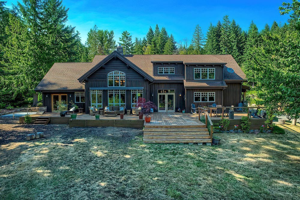 Stevenson Cabin | Luminous and Spacious Ski Cabin with Shared Hot Tub that Offers Stunning Landscapes of the Columbia River Gorge, Washington