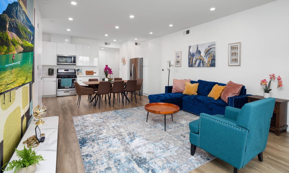 Harbor Gateway South House | Luminousness Reflection 4B2.5B Home
