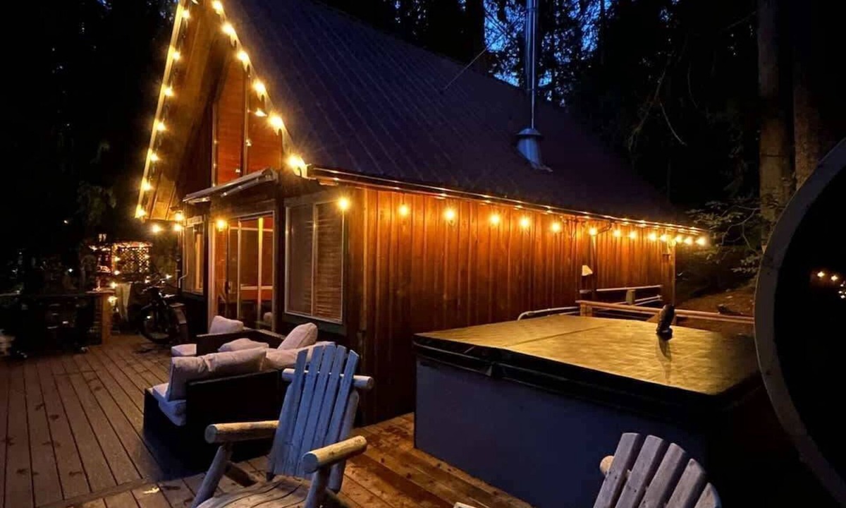 Lime Kiln Cabin | Luna’s A-Frame Riverfront Hot Tub & Sauna