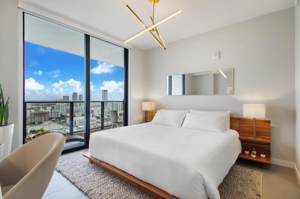 Town Square Apartment | Lunabase Heavenly View