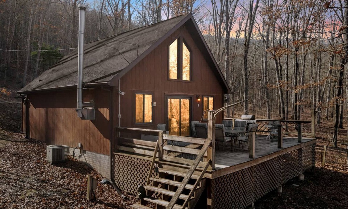 Points House | Lustrous Lakefront Cabin Oasis near Lake Ferndale in West Virginia