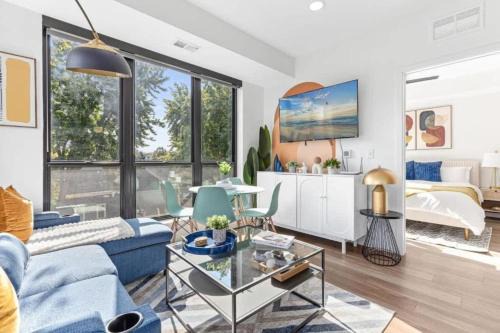 St. Anthony West Apartment | Lux 2BD Gym Rooftop Street Parking by DT UMN