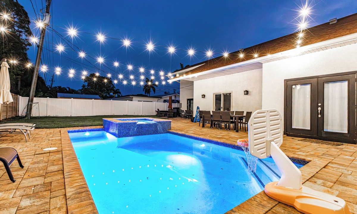 Central Naples House | Lux/Heated Pool/Jacuzzi/Firepit/Games/1mile to beach