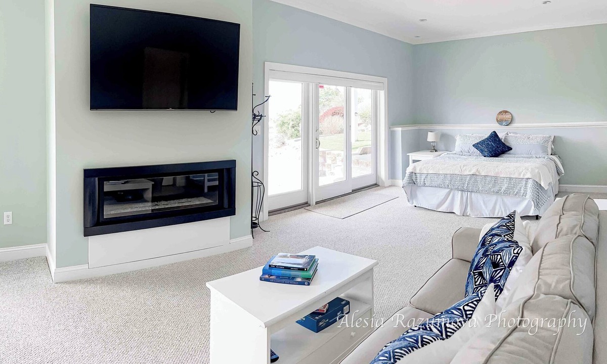 Hull Apartment | Lux KING Bed, Fireplace w/ Patio — 5 min from the beach!