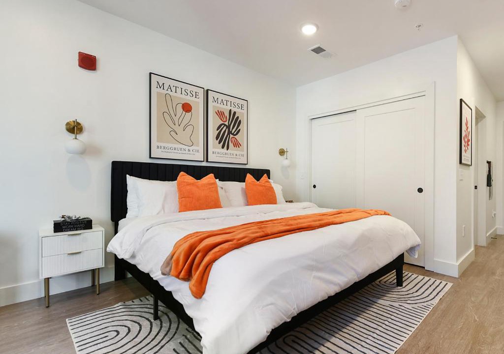 East Liberty Apartment | LUX Studio King Bed Gym Free Parking