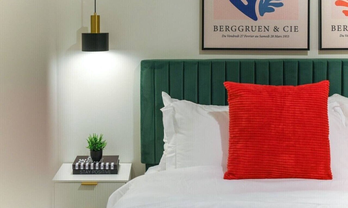 East Liberty Apartment | LUX - Studio + King Bed + Gym + Free Parking