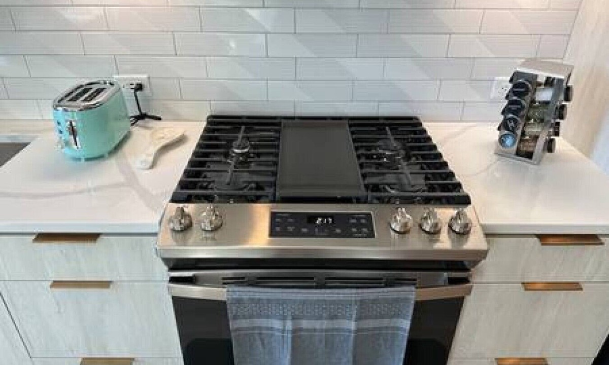 Downtown Long Beach Apartment | LUX Walk Conv Ctr Free Park Wi-Fi EV Hot Tub Gym E