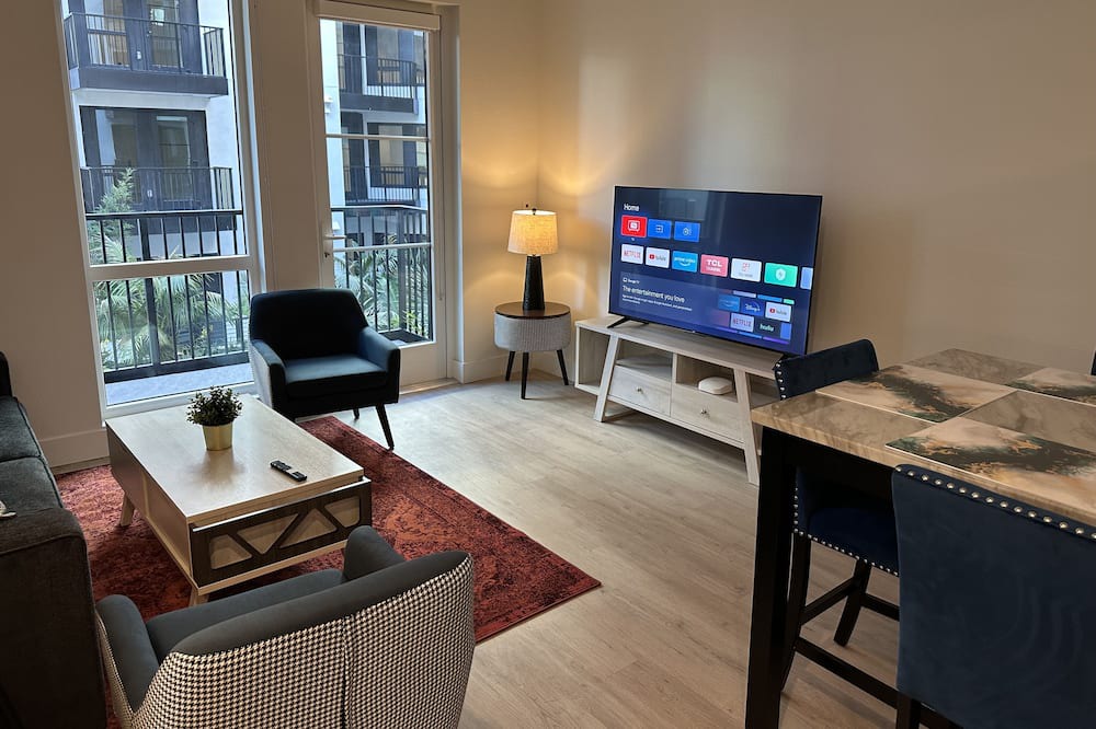 Downtown Long Beach Apartment | LUX Walk Conv Ctr Wi-Fi Free Park EV Remote Work A