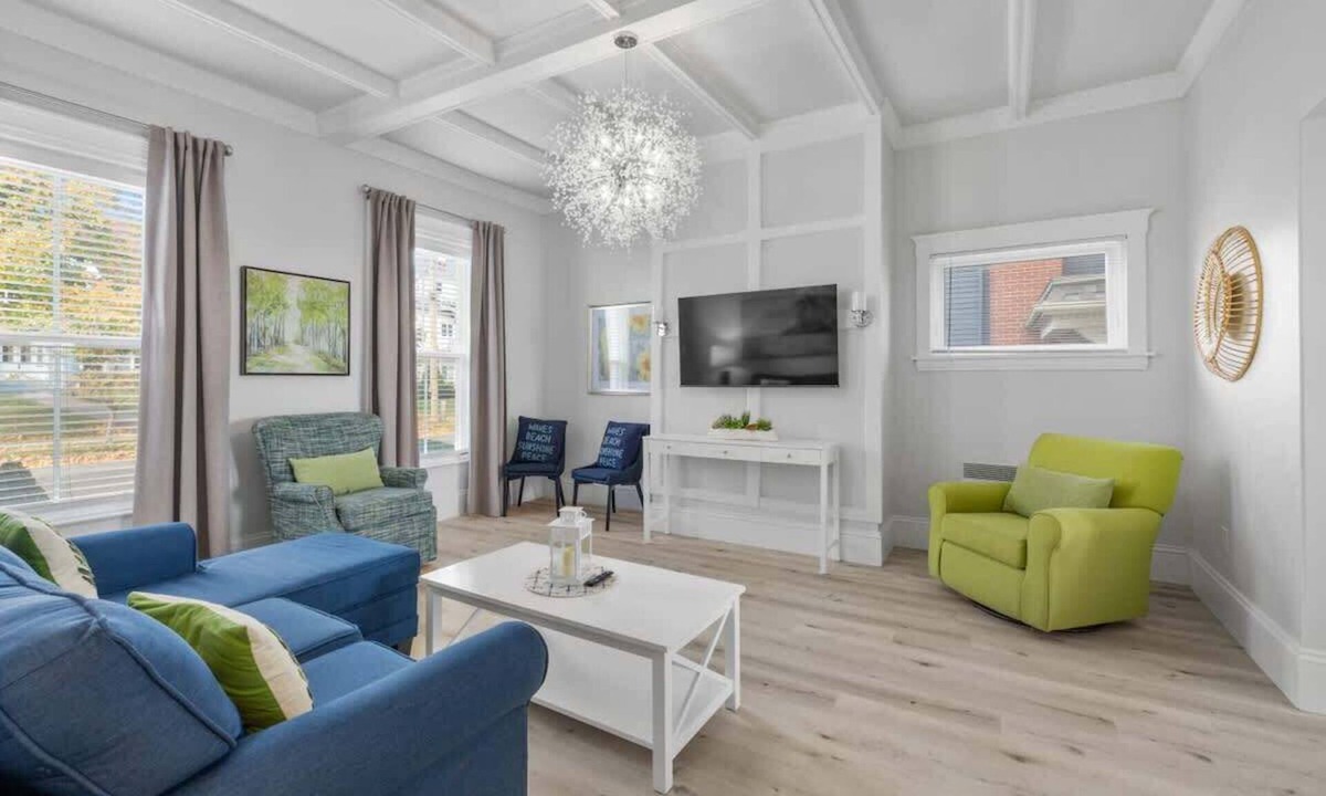 Queens Square Condo | LUX Waterfront 2 Bedroom Condo Downtown Ch'town