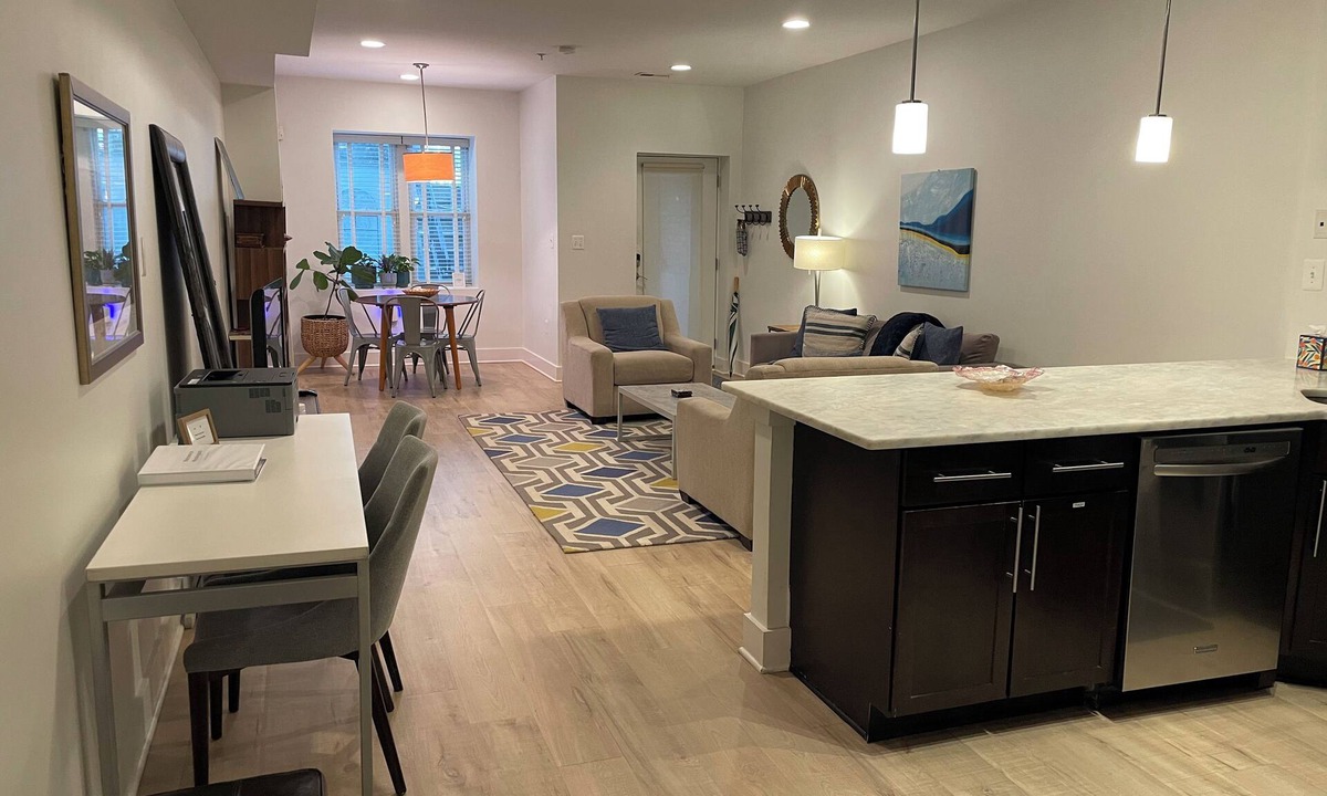 Columbia Heights Bed & Breakfast | Luxe 2BD/2BA Townhouse in Hip Area - Near Metro