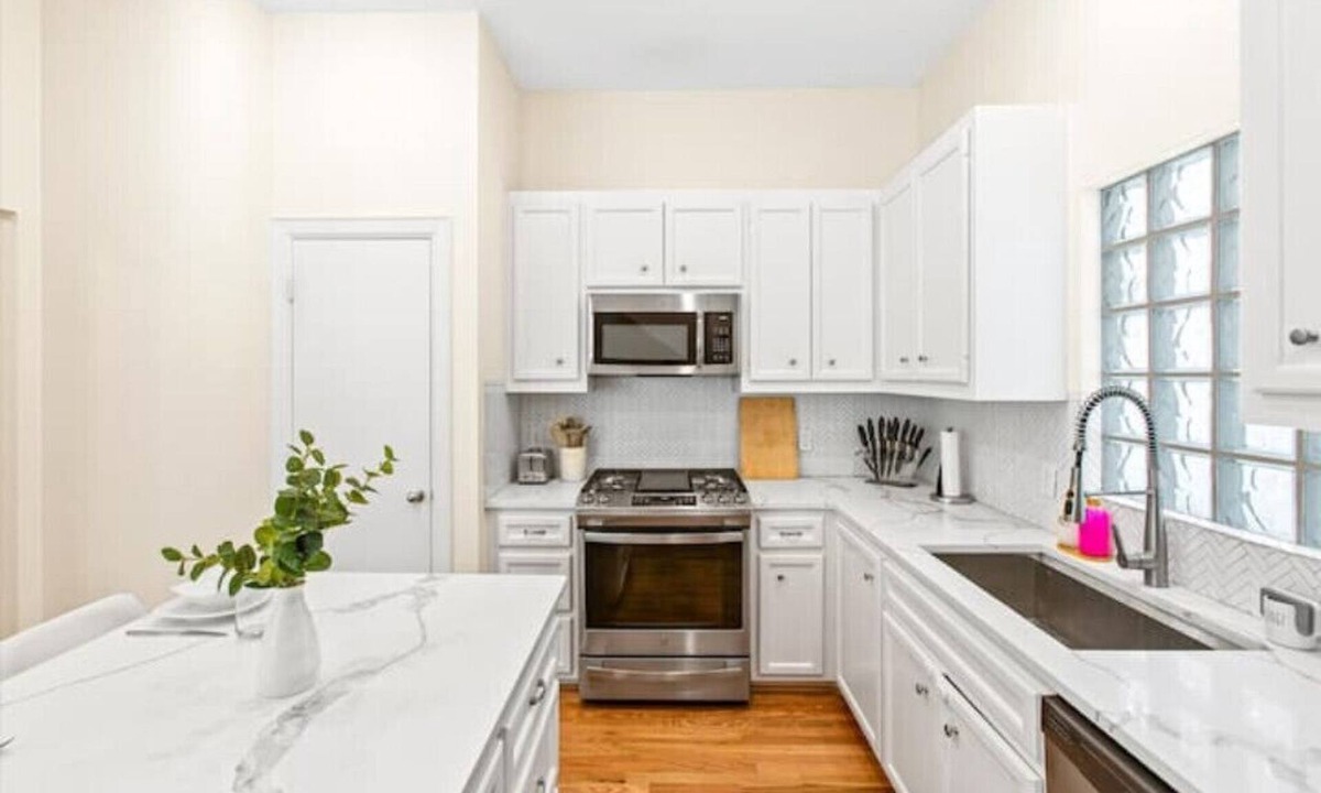 Southeast Houston House | Luxe 3B/2B! Kid Friendly! Tesla Charger!2 mi Hobby