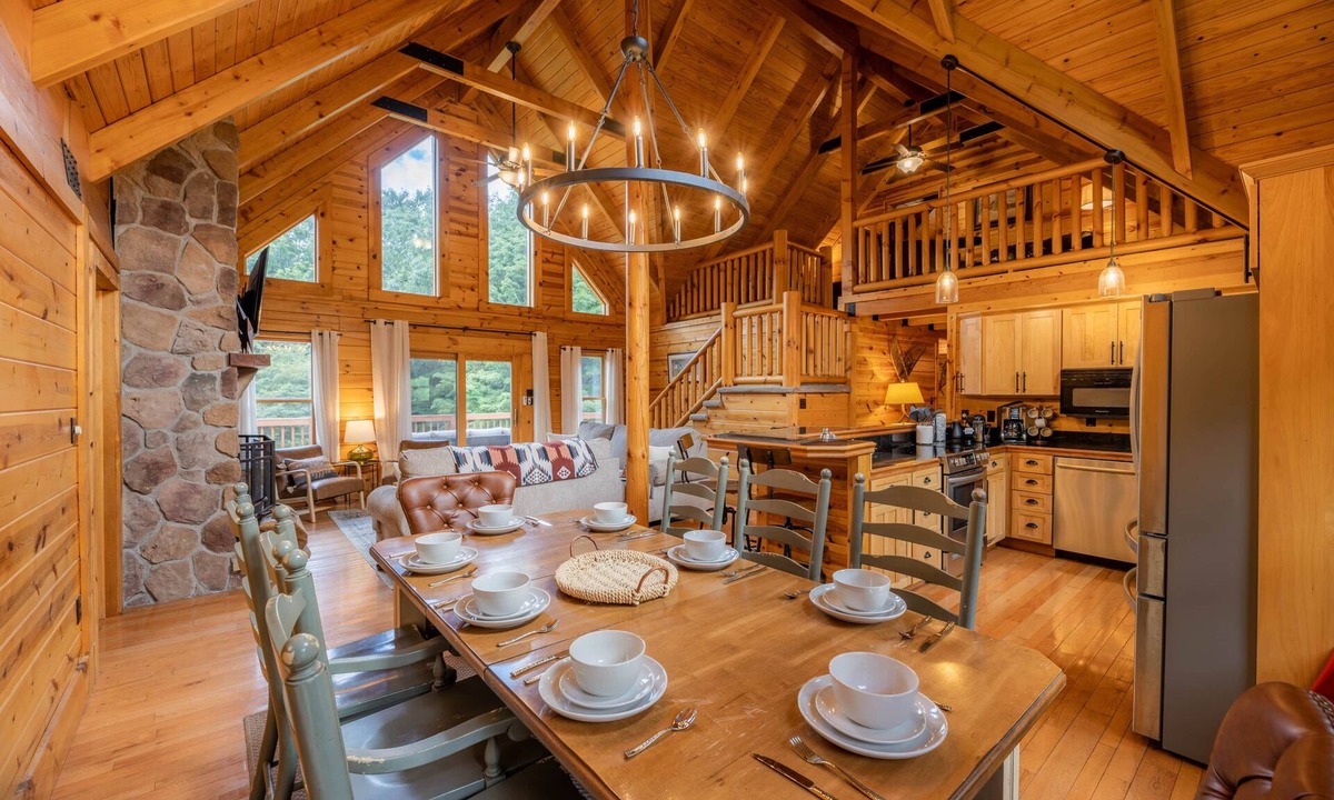 Mace House | Luxe 4BR Cabin | Hot Tub- Cozy Retreat by Snowshoe