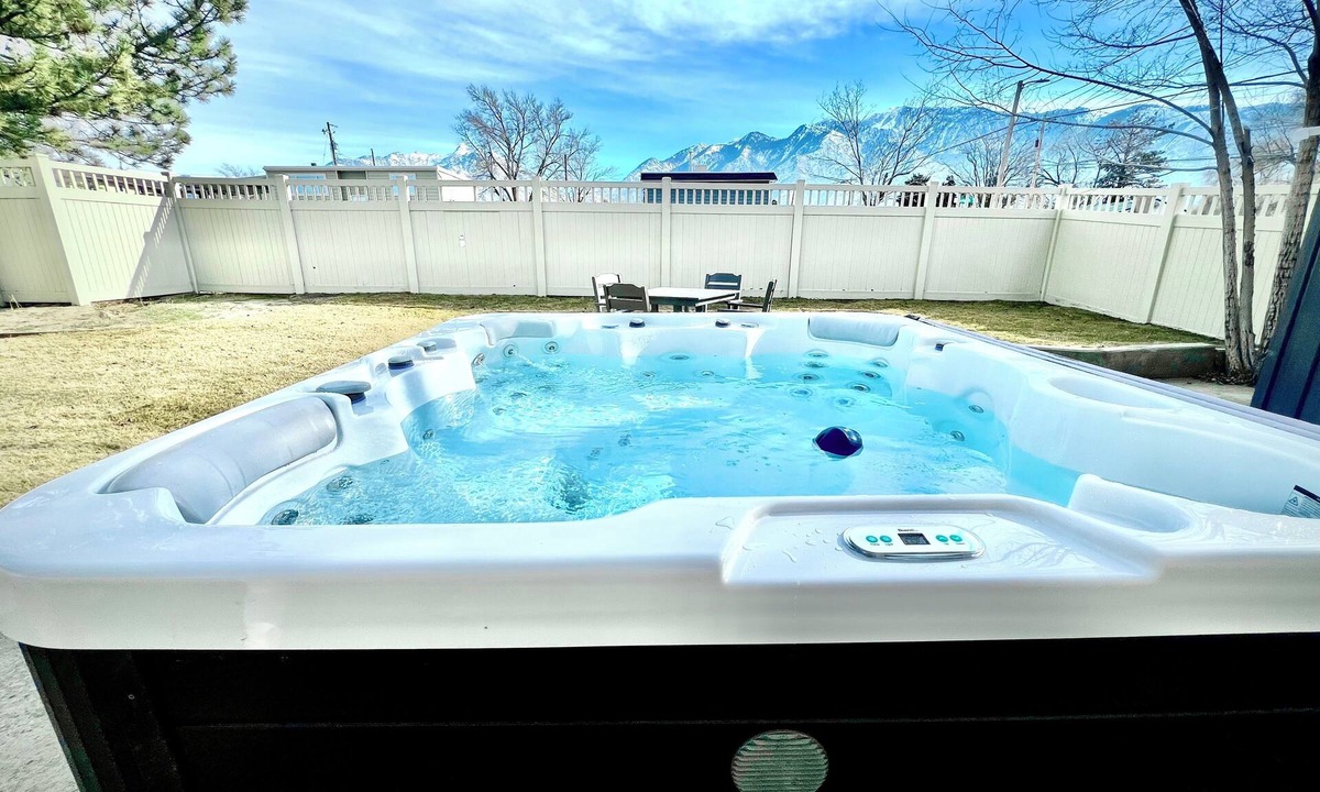 White City House | Luxe 5 BR Family Friendly Oasis-5 King Beds-Hot Tub-Fire Pit-Ski-Hike-Yard Games