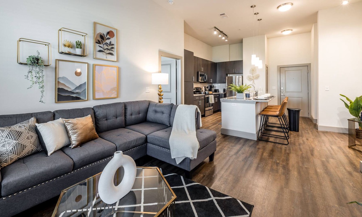 Haltom City Apartment | Luxe Apt Near FTW/DAL┃PrivateYard┃ Pool┃Pets OK!