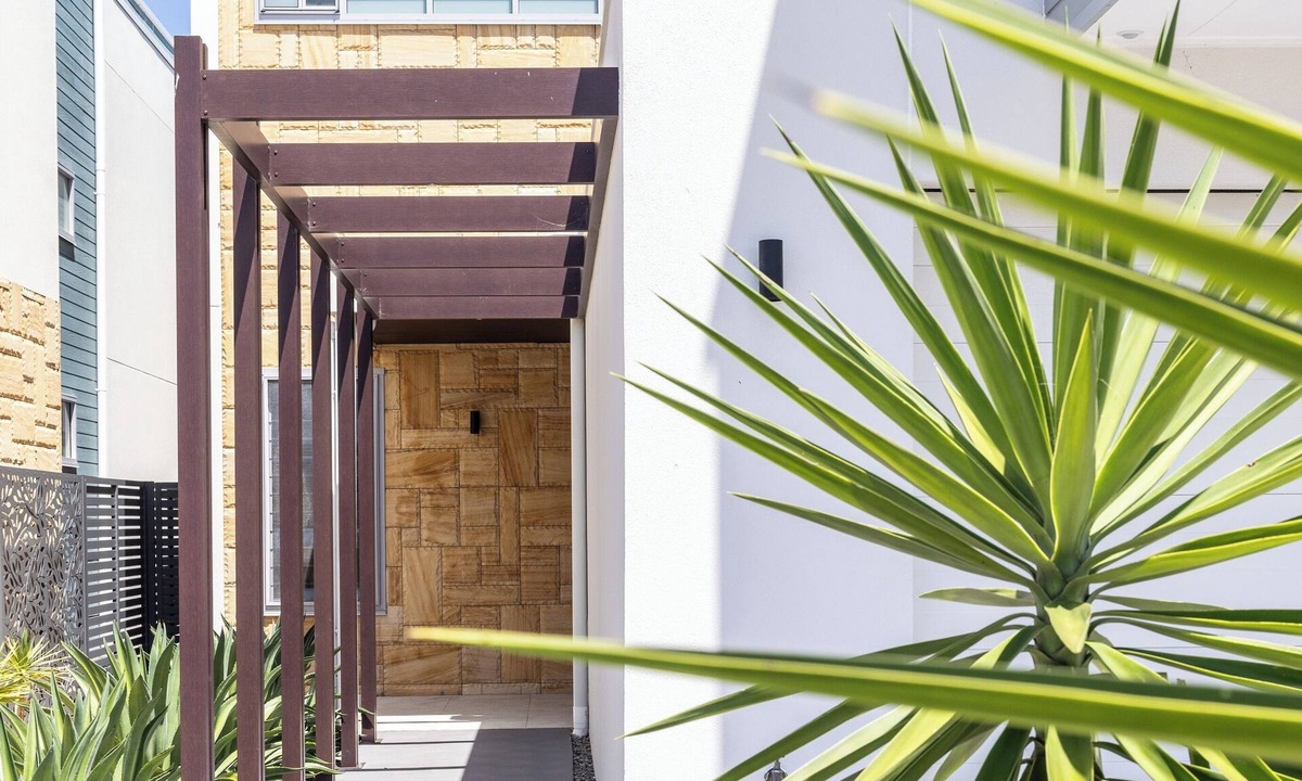Magenta Shores House | Luxe Beachfront 4BRM, Mega Terrace & Resort Pools