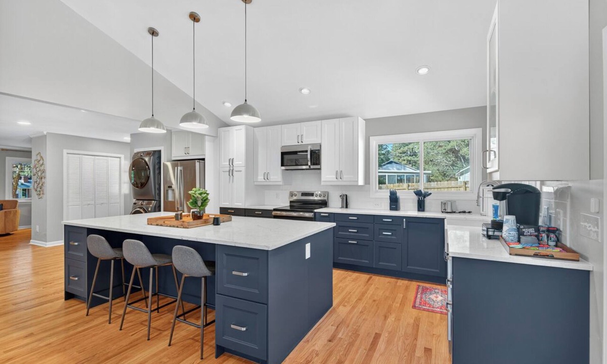 Durham House | Luxe Blue Haven 3BR + Sleeps 8 + Huge Fenced Yard